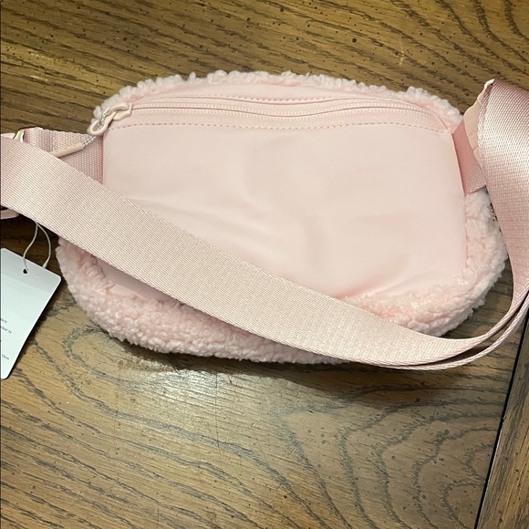 Lululemon Everywhere Fleece Belt Bag in Pink Mist with gold hardware, NWT - Picture 11 of 16